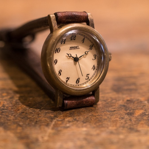 シンプルさとレトロ感を併せ持った小振りな腕時計(Morris Small/受注