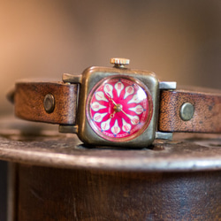 ブラックケースと白蝶貝文字盤のコントラストが印象的な腕時計(Andy