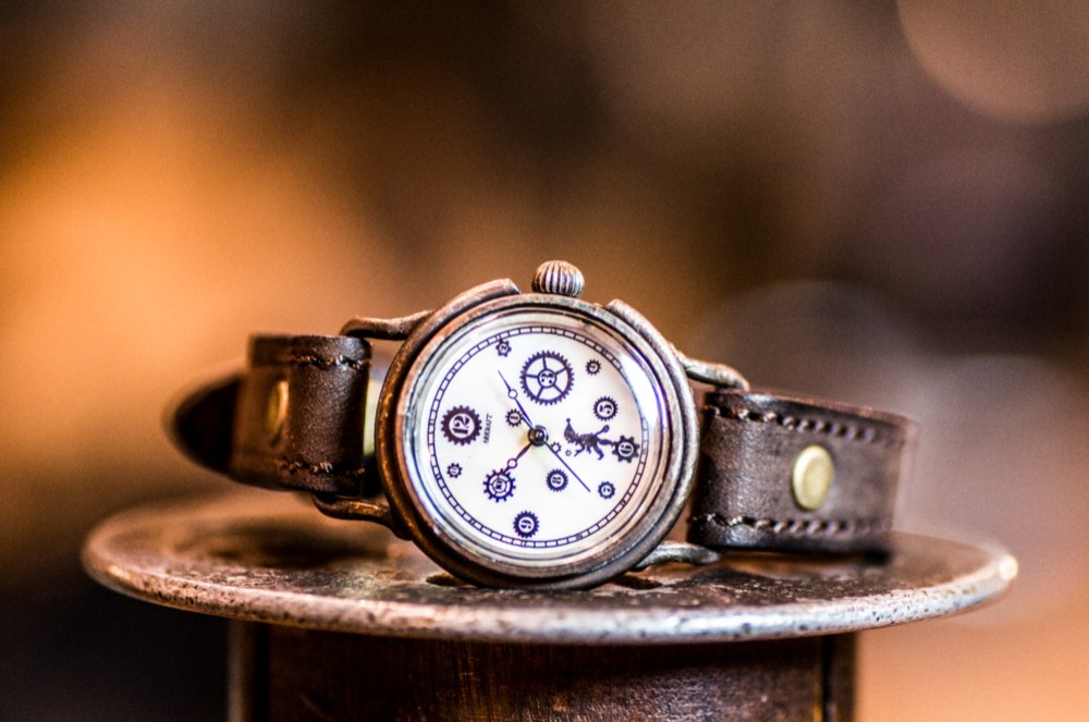 影絵をモチーフにした小振りな手作り腕時計(Pivo Small /受注製作品)