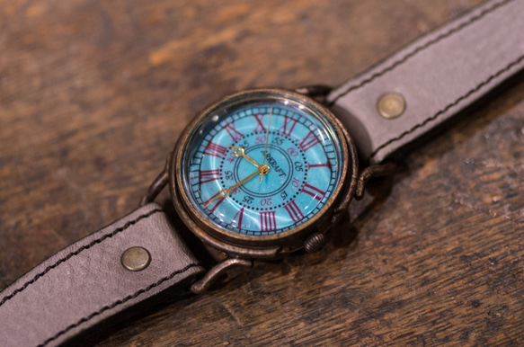青サビで色付けした印象的な青が特徴の大き目の腕時計(Addy Large/在庫品) 3枚目の画像