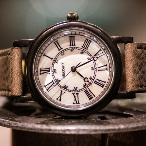 ブラックケースと白蝶貝文字盤のコントラストが印象的な腕時計(Andy