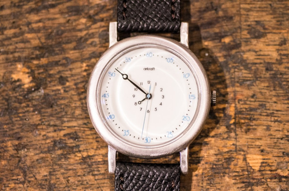 時針が極端に短く分針が長めのシンプルな腕時計(Anton Large/在庫品