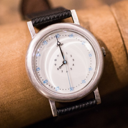 時針が極端に短く分針が長めのシンプルな腕時計(Anton Large/在庫品