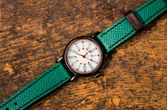 小ぶりで色鮮やかな緑ベルトの腕時計(Rick Small/店頭在庫品) 1枚目の画像