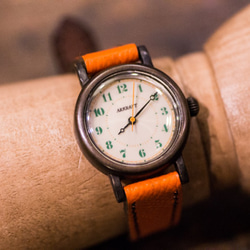 レトロ感とポップさを併せ持った小振りな腕時計(Franz Small/在庫品