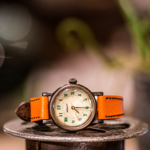 レトロ感とポップさを併せ持った小振りな腕時計(Franz Small/在庫品