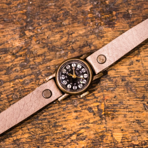 ローマ数字の黒文字盤がクラシカルなかなり小さめな腕時計(Ras Mini