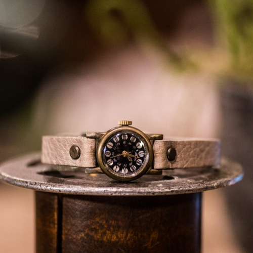 ローマ数字の黒文字盤がクラシカルなかなり小さめな腕時計(Ras Mini