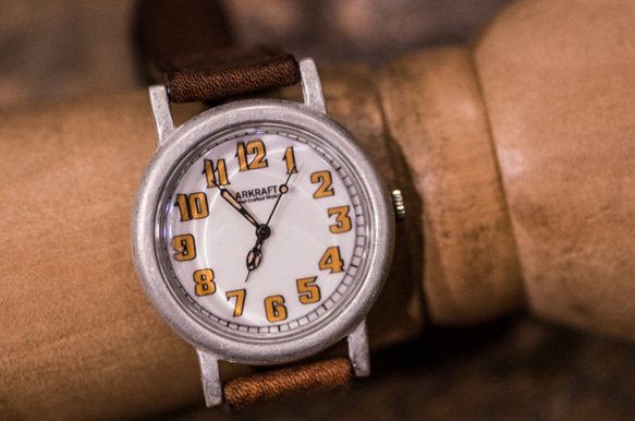 シンプルさとヴィンテージ感を併せ持つ大き目の腕時計(Miles Large/店頭在庫品) 4枚目の画像