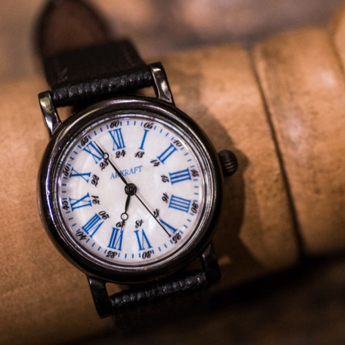 白蝶貝の文字盤と深みのある青の数字の組み合わせが美しい腕時計(Drake