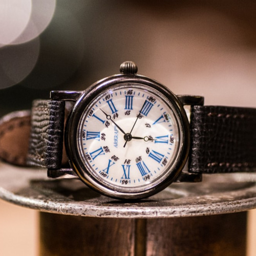 白蝶貝の文字盤と深みのある青の数字の組み合わせが美しい腕時計(Drake