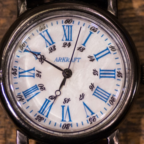 白蝶貝の文字盤と深みのある青の数字の組み合わせが美しい腕時計(Drake