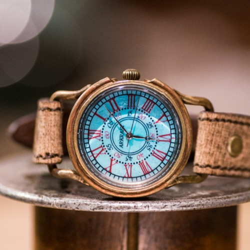 青サビで色付けした印象的な青が特徴の腕時計(Addy Medium/店頭在庫品