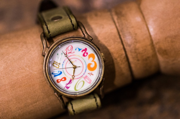 数字の色、角度、サイズ、字体がすべて異なる腕時計(Buckley Medium