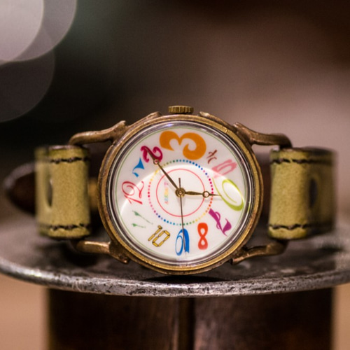 数字の色、角度、サイズ、字体がすべて異なる腕時計(Buckley Medium