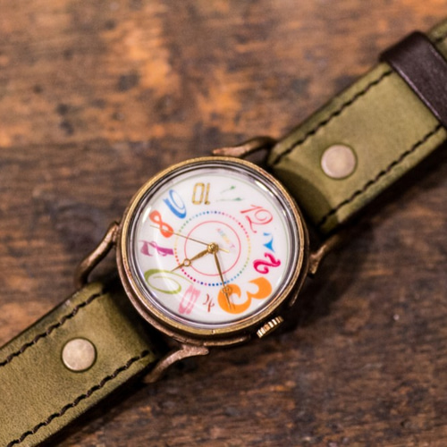 数字の色、角度、サイズ、字体がすべて異なる腕時計(Buckley Medium