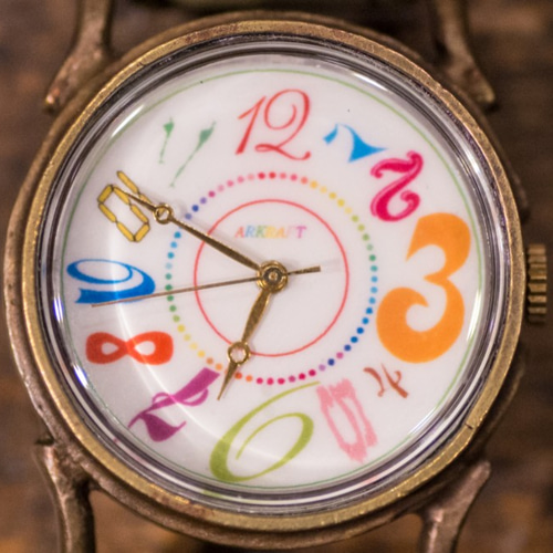 ウッド製カラフル数字腕時計 アラビア数字のシンプルラバーベルトウォッチ カラフルトイ