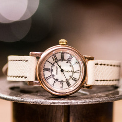 ローズゴールドのケースとマザーオブパールの文字盤の綺麗な小ぶりな腕時計(Amy Small/店頭在庫品) 2枚目の画像