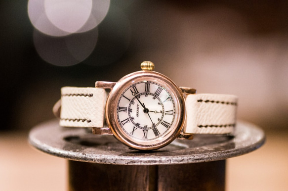 ローズゴールドのケースとマザーオブパールの文字盤の綺麗な小ぶりな腕時計(Amy Small/店頭在庫品) 2枚目の画像