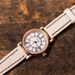 ローズゴールドのケースとマザーオブパールの文字盤の綺麗な小ぶりな腕時計(Amy Small/店頭在庫品) 3枚目の画像