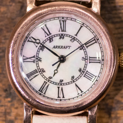 ローズゴールドのケースとマザーオブパールの文字盤の綺麗な小ぶりな腕時計(Amy Small/店頭在庫品) 4枚目の画像