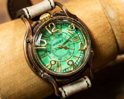 緑青で森をイメージした色鮮やかな文字盤の腕時計(Patrice Forest/在庫