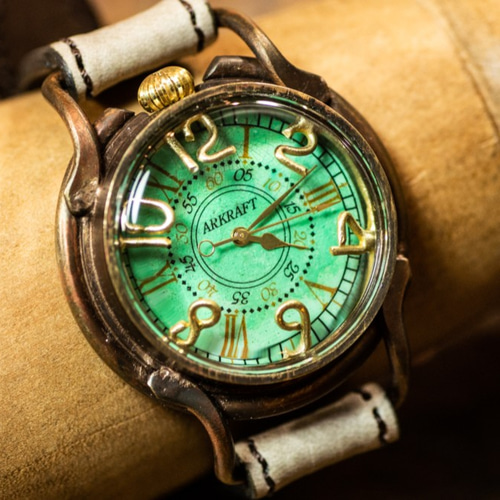 緑青で森をイメージした色鮮やかな文字盤の腕時計(Patrice Forest/在庫