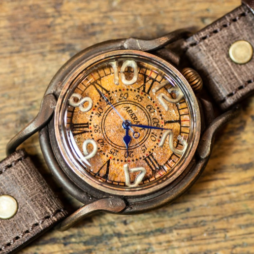 赤サビで大地をイメージした存在感のある文字盤の腕時計(Patrice Earth