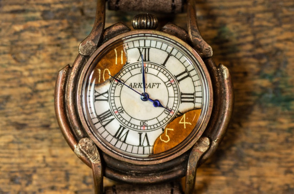 文字盤の一部を焼いた大き目の腕時計(Curtis Large/在庫品) 1枚目の画像