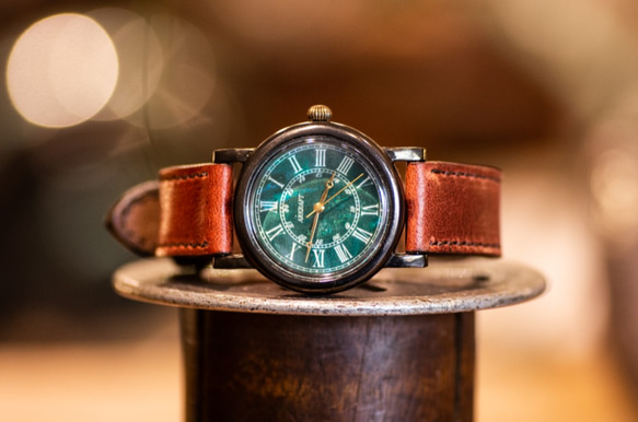 マザーオブパールをベースに使用した深いグリーンの文字盤の腕時計(Andy Midium/店頭在庫品) 2枚目の画像