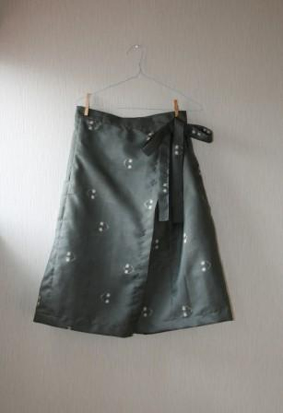 灰色　銘仙の着物から　タック巻きスカート　MLサイズ 1枚目の画像