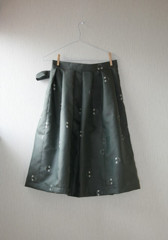 灰色　銘仙の着物から　タック巻きスカート　MLサイズ 2枚目の画像