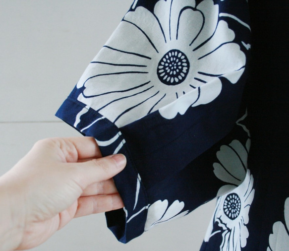 浴衣地　紺　菊模様　ゆったり袖のブラウス　Ｌサイズ 5枚目の画像