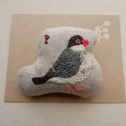 リネン手刺繍 桜文鳥のブローチ 1枚目の画像