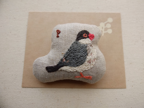 リネン手刺繍 桜文鳥のブローチ 1枚目の画像