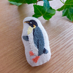 リネン手刺繍 コウテイペンギンのブローチ 1枚目の画像