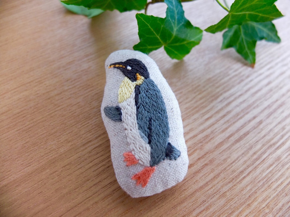リネン手刺繍 コウテイペンギンのブローチ 1枚目の画像