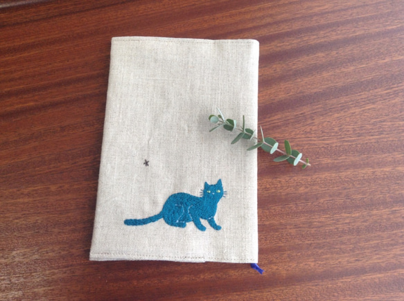 リネン手刺繍 青猫（あおねこ）のブックカバー 3枚目の画像