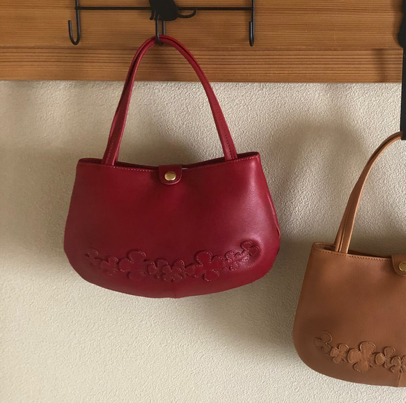 ならんだフラワーモチーフがアクセント♪牛革ミニバッグ[smile bag］ あか 7枚目の画像