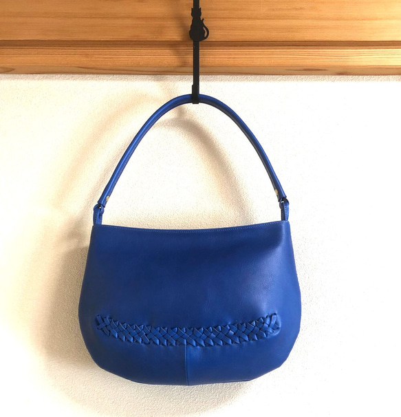 編み込んだ革ひもがアクセント♪牛革ハンドバッグ[smile bag］ あお 1枚目の画像