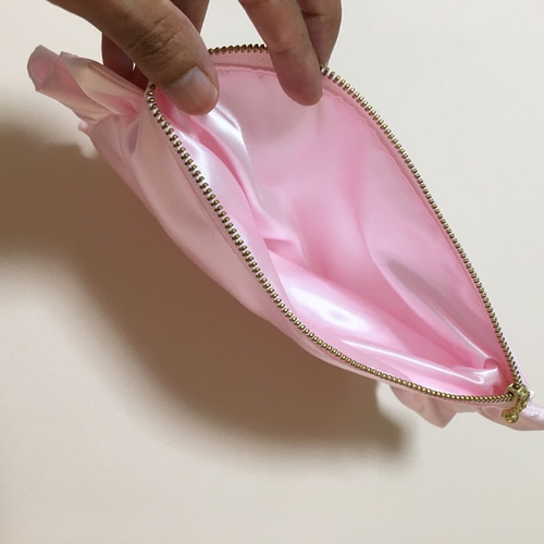 フリルが可愛い、フリフリサテンポーチ♡ ポーチ fleur 通販