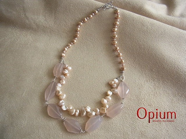 ピンクカルセドニーとオレンジピンクのパールネックレス