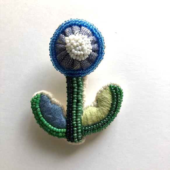 ビーズと刺繍のお花のブローチBBEF11 2枚目の画像