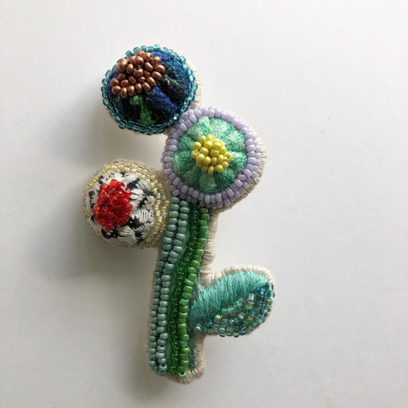 ビーズと刺繍のお花のブローチ BBEF10 1枚目の画像