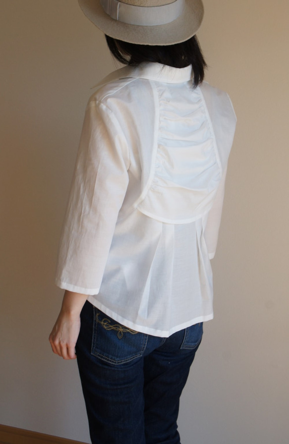 背中華やぐ白いシャツ　Agasa　 4枚目の画像