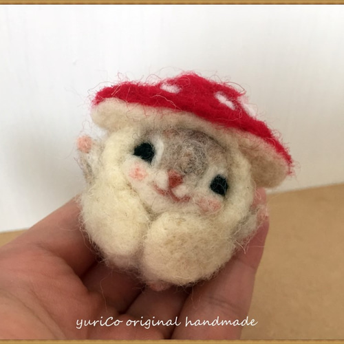 元気の出るお守り 癒しの妖精✿momoちゃん 赤きのこストラップ