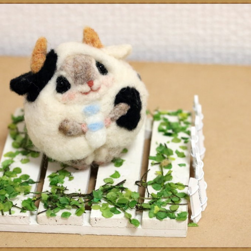 羊毛フェルト 幸せのお守り 癒しの妖精✿momoちゃん まん丸干支牛さん