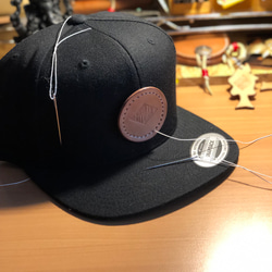 スナップバック CAP ロゴデザイン 色：ブラック【送料無料】帽子