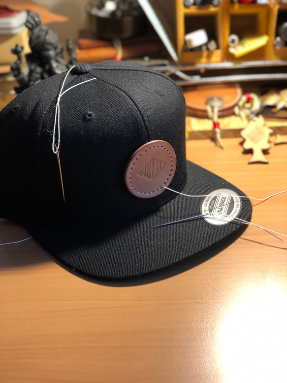 スナップバック CAP　ロゴデザイン 色：ブラック【送料無料】帽子　（大きめ）OTTO 1枚目の画像