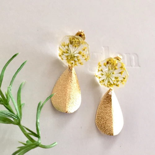 黄色のレース押し花とドロップ型メタルパーツのピアス☆ハンドメイド 
